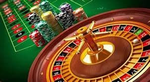 Pengguna membaca bonus lewat ponsel